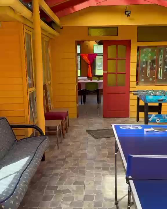Corredor con mesa de ping pong